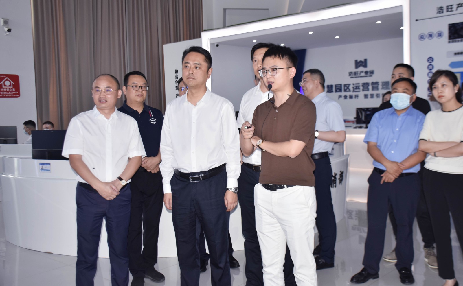 刘刚书记一行听取汇报中 刘刚书记一行听取汇报中