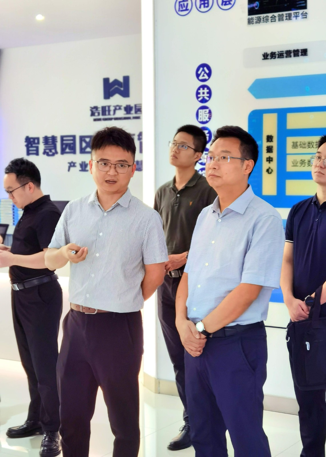 何仲潇为陈健书记一行汇报中 何仲潇为陈健书记一行汇报中