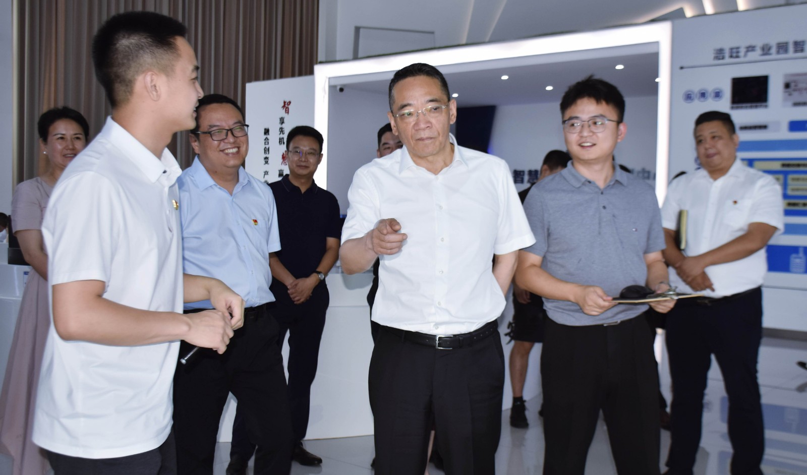 严卫东与陪同人员深入交流 严卫东与陪同人员深入交流