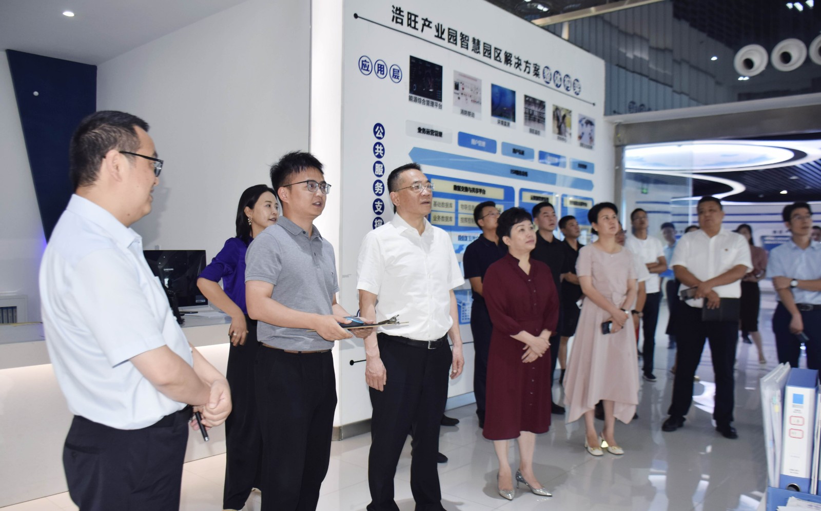 考察团参观云和智慧园区管理中心 考察团参观云和智慧园区管理中心