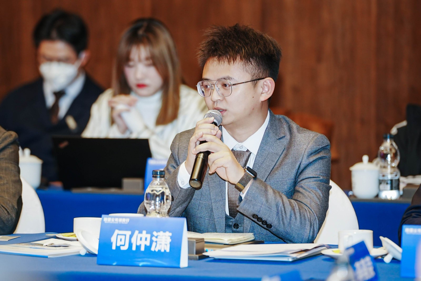 云起老和CEO何仲潇在会议中发言 云起老和CEO何仲潇在会议中发言
